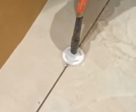 雷州瓷砖空鼓维修公司专业解答瓷砖在铺贴过程中，如果没有涂抹均匀到位的粘结材料（如水泥砂浆或瓷砖胶），可能会导致以下问题