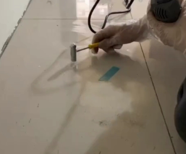 雷州瓷砖开裂维修公司专业分享瓷砖在铺贴前如果没有沥干水分，将会导致以下问题